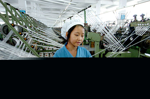 11月29日，工人在福建潯興拉鏈科技股份有限公司生產(chǎn)車間工作。 近年來，福建省晉江市充分發(fā)揮沿海區(qū)域優(yōu)勢，大力發(fā)展民營經(jīng)濟(jì)。晉江市現(xiàn)有一般納稅人資格企業(yè)11953家，個(gè)體工商戶12936家，形成了以紡織服裝、制鞋、陶瓷石材、食品、輕工玩具等五大傳統(tǒng)產(chǎn)業(yè)和車輛機(jī)械、精細(xì)化工、生物制藥、紙制品、新型材料業(yè)等五大新興產(chǎn)業(yè)，2007年前三個(gè)季度，全市完成生產(chǎn)總值413.52億元，同比增長15.5%，財(cái)政總收入44.69億元，同比增長25.9%。 