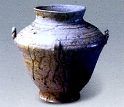 　　青釉雙系酹 西周 27*15*28.8厘米 口微侈，溜肩、斜腹、圈足。肩部飾有弦紋、斜方格紋，并堆貼繩索形耳，胎灰白，體施青釉。此酹為仿當(dāng)時(shí)青銅器的造型，端莊古樸，胎質(zhì)較細(xì)且堅(jiān)實(shí)，施釉較均勻，刻劃花紋精致，反映了西同時(shí)期原始瓷的發(fā)展不平，是早期青瓷的代表作，保存完好。