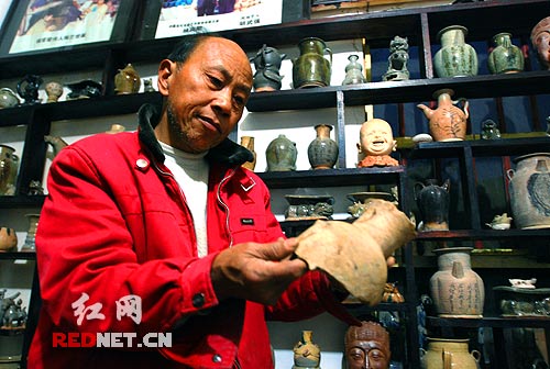 端詳著收藏到千年長沙窯陶器殘片,胡老沉浸在他的精神世界里