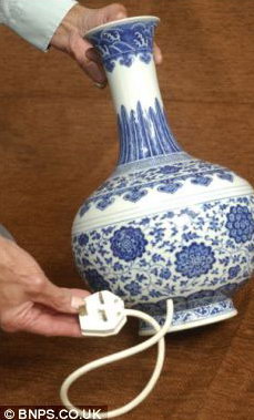價(jià)值300萬(wàn)乾隆年間花瓶被英國(guó)家庭改成臺(tái)燈(圖)
