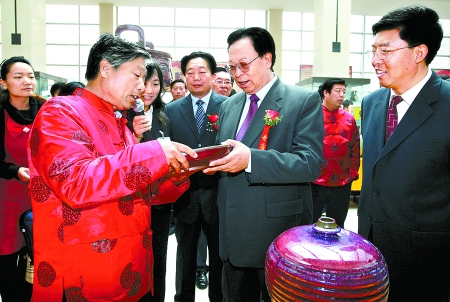 11月7日上午,省委書記、省人大常委會主任徐光春在禹州市舉辦的陶瓷作品展上,興致勃勃地與陶瓷藝術家一起探討鈞瓷用釉之道,并勉勵他不斷創(chuàng)新,為繁榮鈞瓷文化作出新貢獻。記者 陳偉 攝