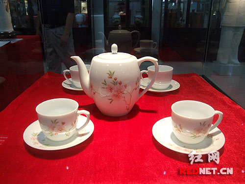 現(xiàn)身展覽的另一套“毛瓷”茶具同樣也是只展不賣(mài)。