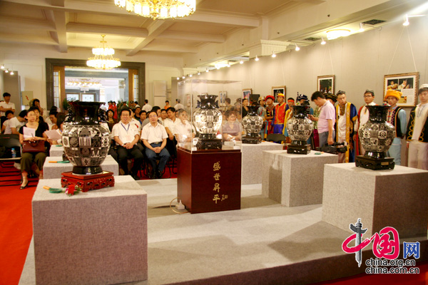 2009年8月8日盛世昇平獻禮國瓷首發(fā)式在北京民族文化宮舉行,圖為盛世昇平刻花瓷。 中國網(wǎng) 楊愛博/攝影