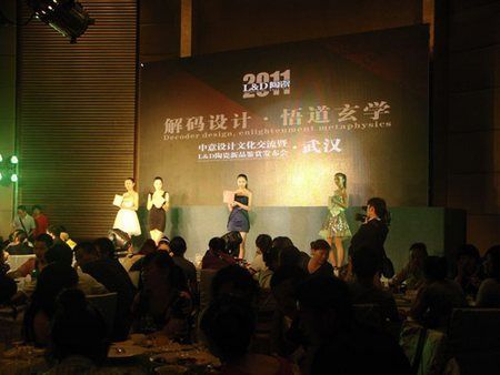 圖為眾模特在現(xiàn)場展示L&D陶瓷的新系列產品 圖為眾模特在現(xiàn)場展示L&D陶瓷的新系列產品