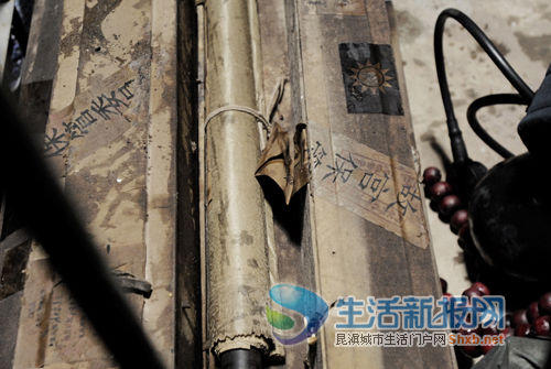 這些貼有“故宮保管委員會(huì)”的盒子及內(nèi)裝字畫(huà)為83歲的原昆鐵干部李大爺所有。是否真品,有待鑒定 本報(bào)記者 董玖永 攝