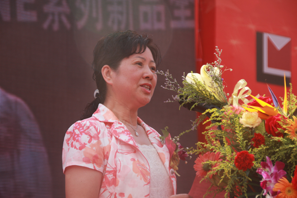 新明珠陶瓷集團(tuán)副總裁彭新峰發(fā)表致辭 新明珠陶瓷集團(tuán)副總裁彭新峰發(fā)表致辭
