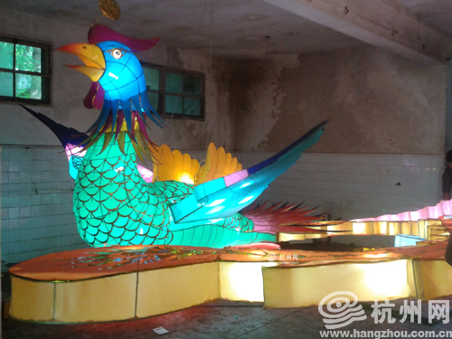 燈彩《龍鳳戲珠》鳳的成品。