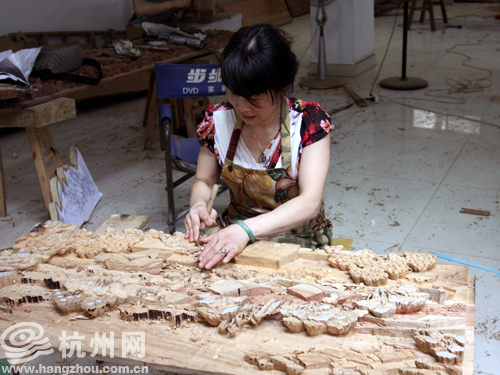 金華市雕刻大師盧紅霞正在趕制作品。