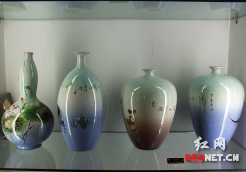 景德鎮(zhèn)陶瓷歷史博覽區(qū)里,擺放著各種各樣精美絕倫的瓷器。