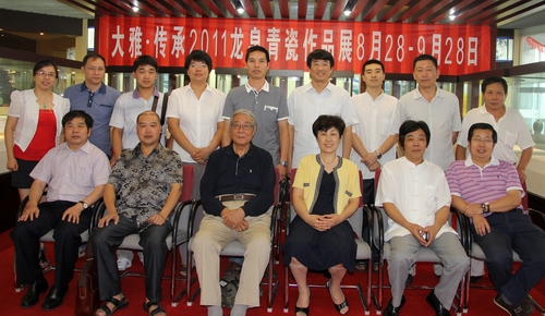 收藏愛(ài)好者與北京閩龍?zhí)沾伤囆g(shù)館館長(zhǎng)陳進(jìn)林、龍泉陶瓷大師合影留念