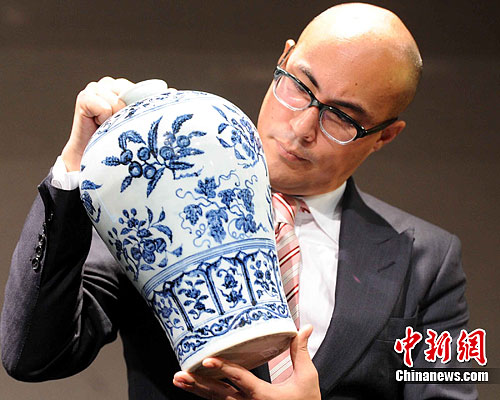 香港蘇富比將于10月5日舉行中國瓷器及工藝品秋季拍賣,是次拍賣將呈現(xiàn)一件明朝御瓷絕品,為明永樂 青花如意垂肩折枝花果紋梅瓶,市場(chǎng)估價(jià)8千萬至1.2億港元。中新社發(fā) 譚達(dá)明 攝