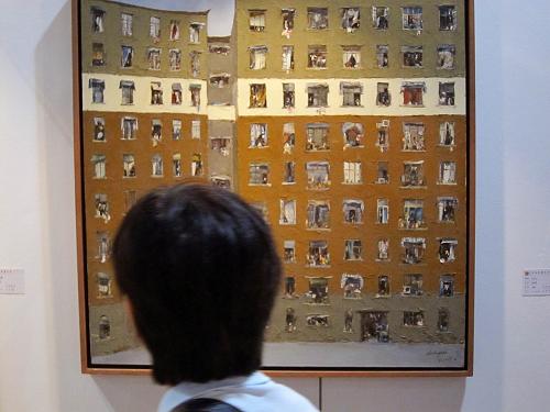 這是一名觀眾在預(yù)展上觀看青年畫家杜海軍的作品《窗系列》(9月13日攝)。青年藝術(shù)家推介展是上海藝博會(huì)的重頭戲之一,每年都有許多新人新作讓人眼前一亮。9月14日,主題為“藝術(shù)就是財(cái)富”的2011上海藝博會(huì),在上海世貿(mào)商城開幕。作為今年中國(guó)上海國(guó)際藝術(shù)節(jié)的特別品牌活動(dòng),保持亞洲規(guī)模最大紀(jì)錄的本屆上海藝術(shù)博覽會(huì),有來(lái)自中國(guó)、美國(guó)、德國(guó)、法國(guó)、意大利、哥斯達(dá)黎加、奧地利、加拿大、西班牙、丹麥、日本、韓國(guó)等12個(gè)國(guó)家和地區(qū)的155家畫廊前來(lái)參展。全場(chǎng)約有數(shù)千件油畫、國(guó)畫、版畫、雕塑、水彩、攝影、裝置、陶瓷等作品參與交易。新華社記者 任瓏 攝
