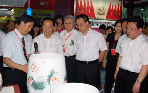 中央委員、原國(guó)家工業(yè)和信息化部部長(zhǎng)李毅中在市委書(shū)記劉慧晏陪同下觀看公司新型廚具產(chǎn)品。