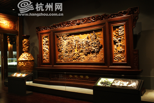 寒梅迎春東陽(yáng)木雕屏