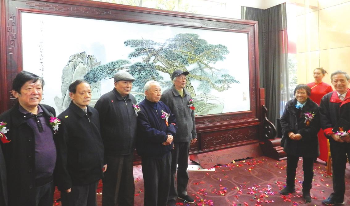 瓷壇泰斗王錫良九旬高齡再攀藝術(shù)高峰 從藝八十余載最大單體瓷板畫《瓷上蒼然寫古松》問(wèn)世