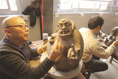 12月7日,申報(bào)第三屆中國(guó)陶瓷藝術(shù)大師評(píng)選者在江蘇宜興參加實(shí)際操作考核。