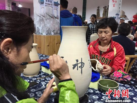 “創(chuàng)作陶瓷收藏壺”活動現(xiàn)場!±羁〗堋z