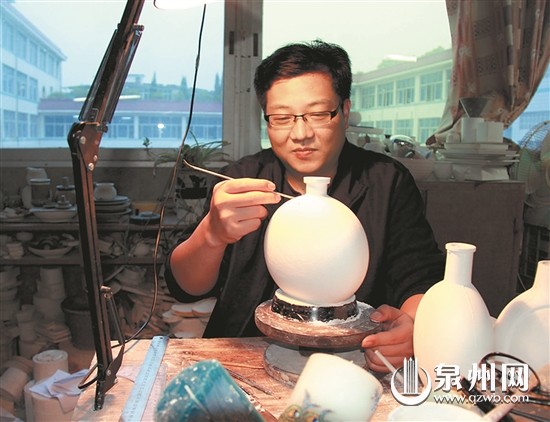 “在做強做大陶瓷產(chǎn)業(yè)的同時,更要注重陶瓷文化內(nèi)涵的挖掘。”多年來,福建省佳美集團公司總經(jīng)理陳志翰引領企業(yè)走“文化品牌經(jīng)營”的路子,努力實現(xiàn)“由陶瓷產(chǎn)品輸出向文化品牌輸出的轉(zhuǎn)變”,推動陶瓷文化產(chǎn)業(yè)轉(zhuǎn)型升級。