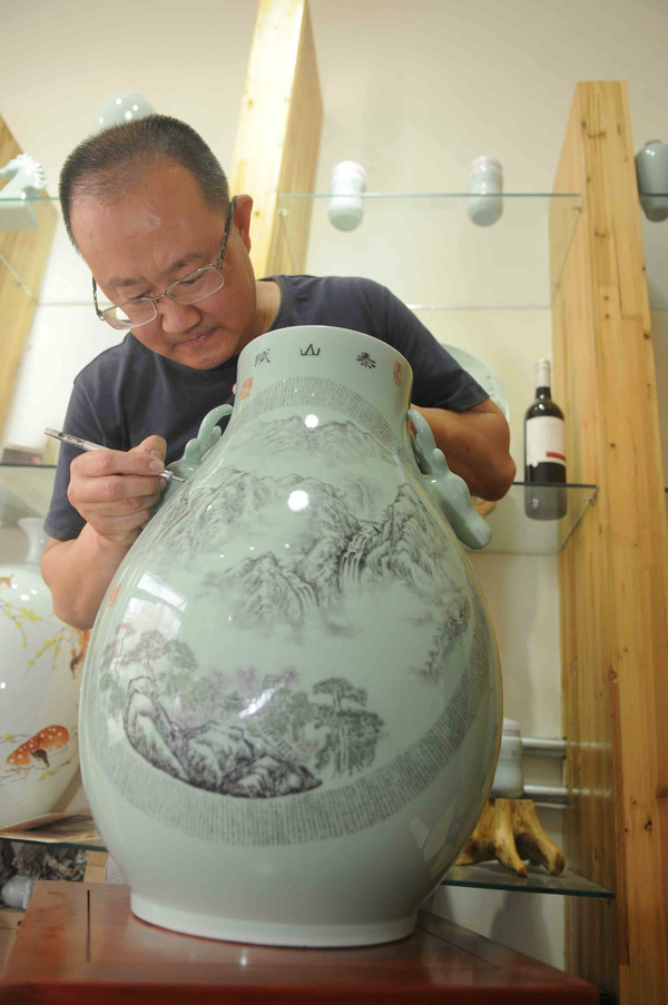 山東陶瓷藝術(shù)大師張云波玲瓏技法微刻漢字