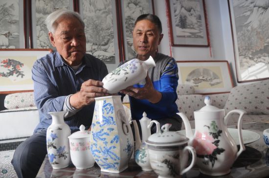 淄博八旬老人瓷盤作畫被評(píng)為山東省特級(jí)陶瓷藝術(shù)大師。