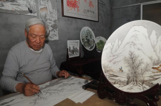 淄博八旬老人瓷盤作畫被評(píng)為山東省特級(jí)陶瓷藝術(shù)大師。