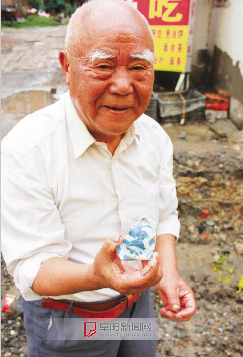 阜陽光華街改造路基被挖開 挖出的瓷片或?yàn)樘拼状?圖)