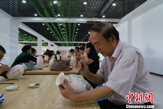 國內(nèi)外陶瓷書畫藝術(shù)愛好者、創(chuàng)業(yè)者等200余人參加開幕當(dāng)日活動(dòng) 沈殿成 攝 國內(nèi)外陶瓷書畫藝術(shù)愛好者、創(chuàng)業(yè)者等200余人參加開幕當(dāng)日活動(dòng) 沈殿成 攝