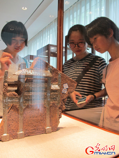 平頂山學院陶瓷學院師生作品展亮相上海 平頂山學院陶瓷學院師生作品展亮相上海