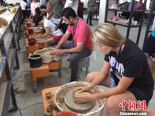 在了解陶瓷制作流程后,各國留學(xué)生在中國唯一以陶瓷命名的多科性本科高校——景德鎮(zhèn)陶瓷大學(xué)獲得了“一顯身手”的機(jī)會(huì)!蛆i泉 攝