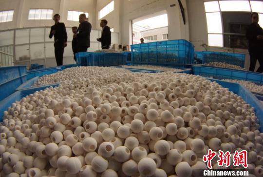 企業(yè)負責人稱,以陶瓷廢渣制作陶瓷珠寶,歷經十年技術攻關,變廢物為珠寶,節(jié)約了原料資源,并可實現反復循環(huán)利用!⊥蹶魂 攝