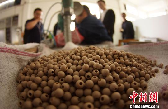 原料中95%的成份為當地陶瓷廢渣,工人將其粉碎后,制作成圓形瓷珠!⊥蹶魂 攝