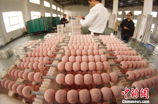 工人正在批量生產陶瓷珠寶。 王昊陽 攝