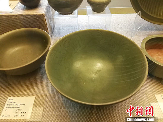 在馬尼拉華裔文化展示中心,莊家兄妹捐展的“莊萬里陶瓷館”內(nèi),幾十尊中國(guó)宋元明清精美陶瓷,依舊閃著柔光。 關(guān)向東 攝 在馬尼拉華裔文化展示中心,莊家兄妹捐展的“莊萬里陶瓷館”內(nèi),幾十尊中國(guó)宋元明清精美陶瓷,依舊閃著柔光。 關(guān)向東 攝