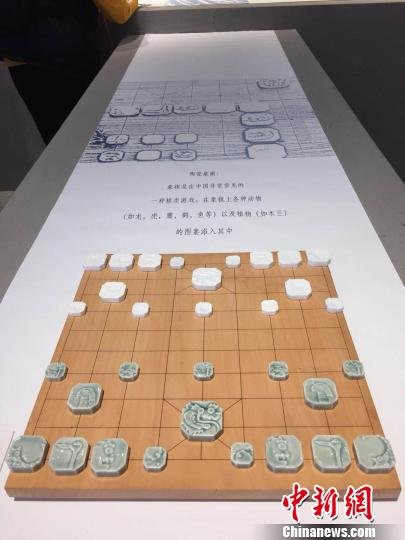 10日起,“OPEN WORK”(“開放作業(yè)”)國際陶瓷藝術展在南京浦口區(qū)的南京W藝術空間舉辦。圖為由精致白綠兩色瓷片制成的象棋棋子!≈鞎苑f 攝 10日起,“OPEN WORK”(“開放作業(yè)”)國際陶瓷藝術展在南京浦口區(qū)的南京W藝術空間舉辦。圖為由精致白綠兩色瓷片制成的象棋棋子。 朱曉穎 攝