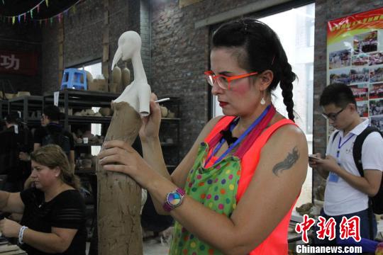 土耳其的一位陶藝家現(xiàn)場制作藝術(shù)品。 曾潔 攝 土耳其的一位陶藝家現(xiàn)場制作藝術(shù)品!≡鴿 攝