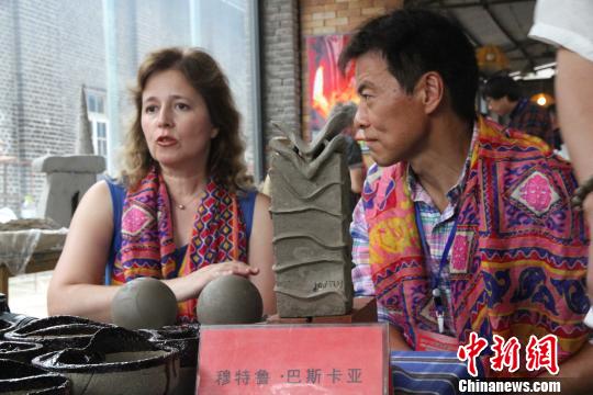 土耳其的藝術(shù)家穆特魯·巴斯卡亞接受記者的采訪!≡鴿 攝 土耳其的藝術(shù)家穆特魯·巴斯卡亞接受記者的采訪!≡鴿 攝